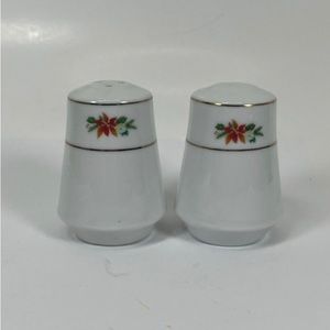 Vintage GIBSON Holiday Christmas salt & pepper shaker set